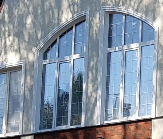 Двойное арочное окно, вид снаружи