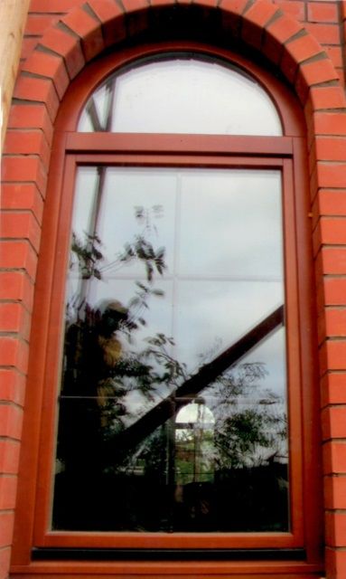 Арочное окно с ламинацией в кирпичном доме