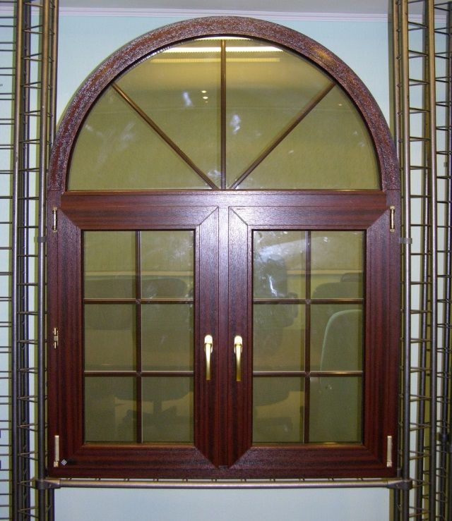 Выставочный образец арочного окна