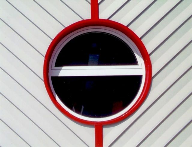 Круглое окно с красной ламинацией