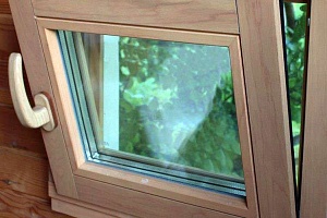 Окно деревянное маленькое